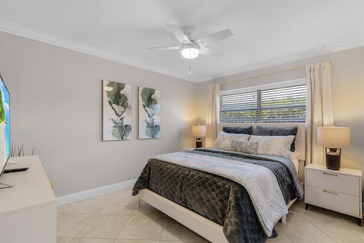 Брачен кревет (широк 150-179 см) со паметен телевизор