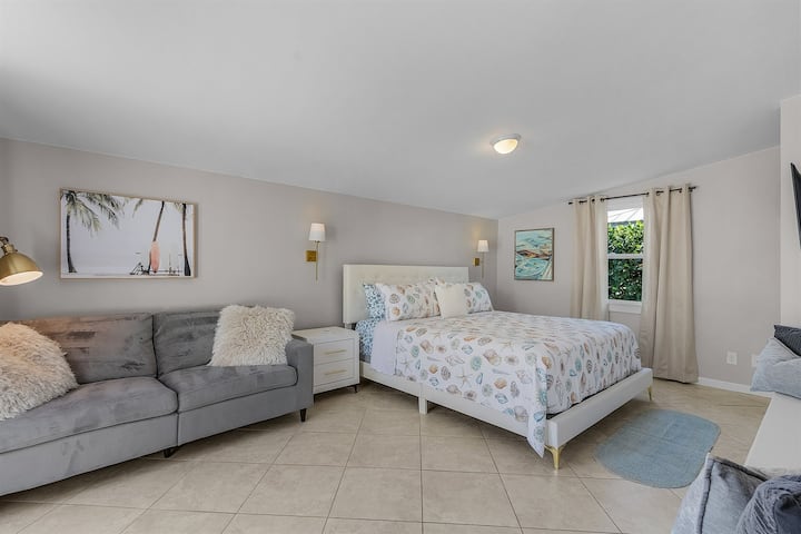 Брачен кревет (широк 150-179 см) и простор за седење