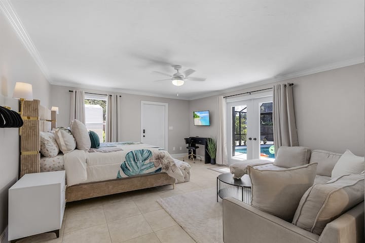 одвоен брачен кревет (широк 150-179 см) во апартман со базен - работен простор