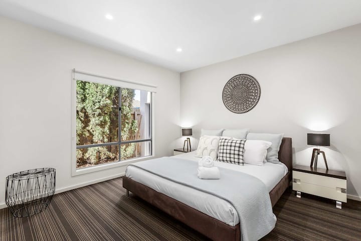 Მთავარი საძინებელი გამოირჩევა დიდი საწოლით