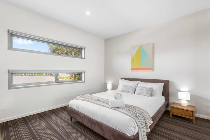 Საძინებელი 2 – საწოლი 152 × 203 სმ