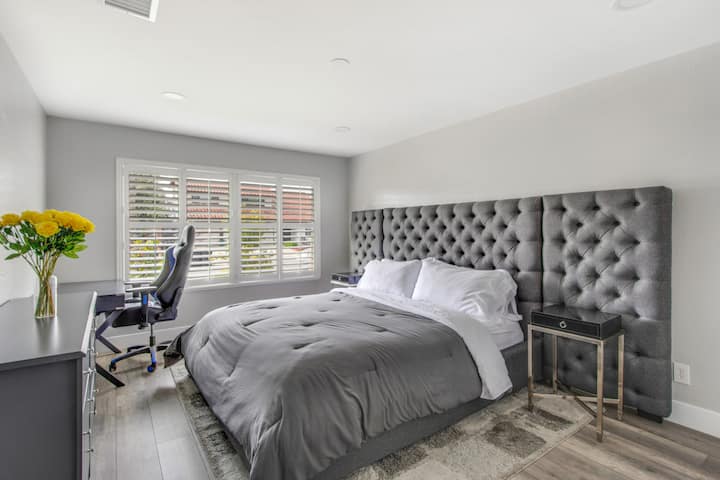 Spálňa 4: manželská posteľ California King, vlastná kúpeľňa, komoda, písací stôl, šatníková skriňa