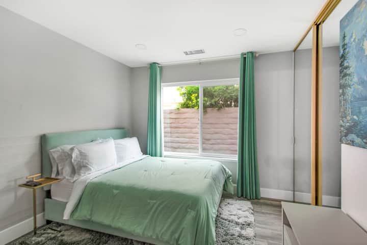 Spálňa 3: manželská posteľ, skriňa, zásuvka, 48-palcový inteligentný televízor, hdmi, mobilný stôl