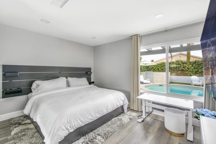 Spálňa 1: posteľ King, písací stôl, skriňa, 65-palcová inteligentná televízia, hdmi, mobilný stôl,