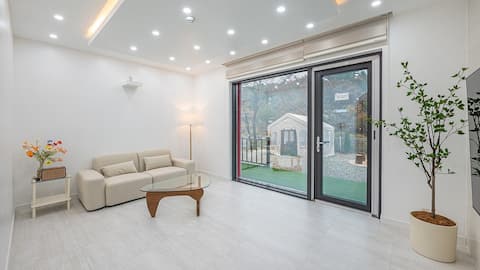 Healing accommodation near the valley, Naerim Stay 1F, new construction, with a heated pool, terrace