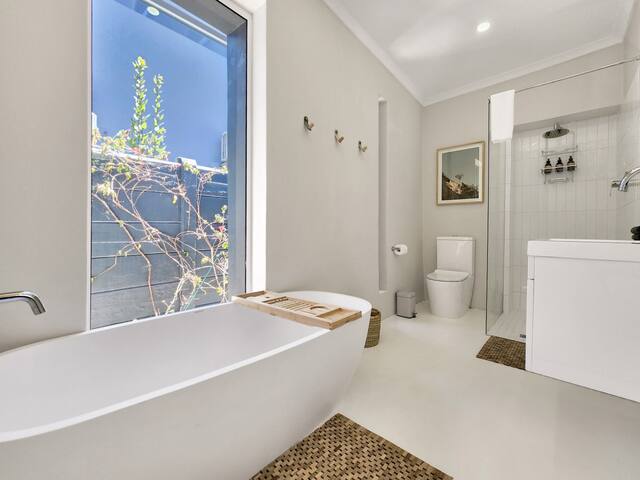 Serene Hideaway in the Heart Of Sea Point gallery image 4