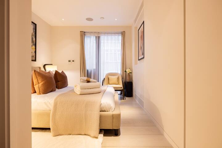 Luxury 4-Storey Mews Home gallery image 3