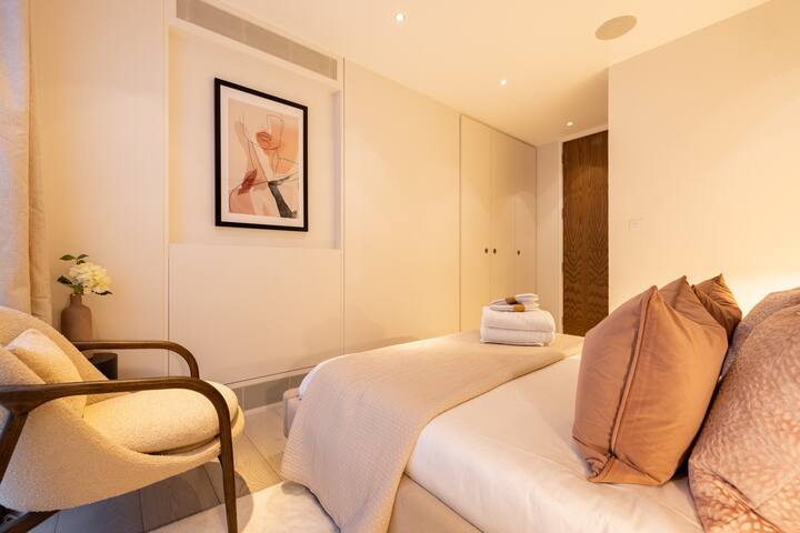 Luxury 4-Storey Mews Home gallery image 4