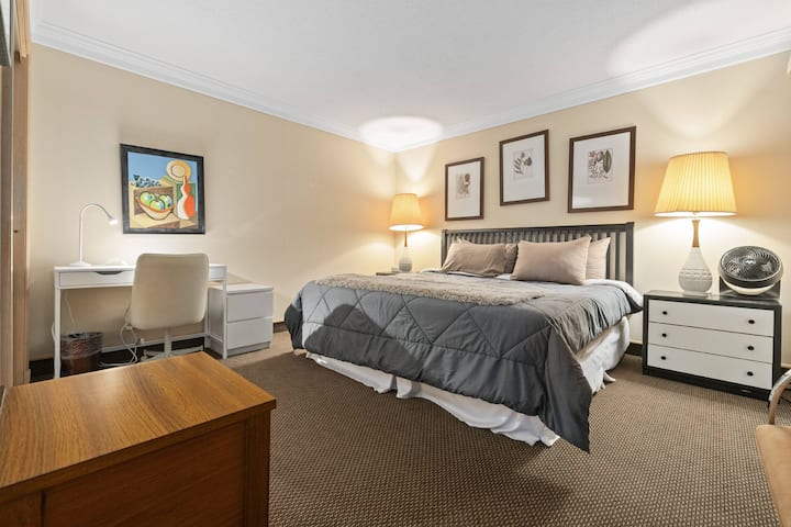 חדר שינה ראשי מרווח