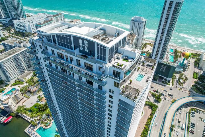 2BR Ocean Penthouse – Private Terrace & Hot Tub