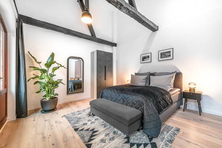 Industrie Loft Mitte, 2BR, 2Bäder, 150m²,4–8 Pers. gallery image 3