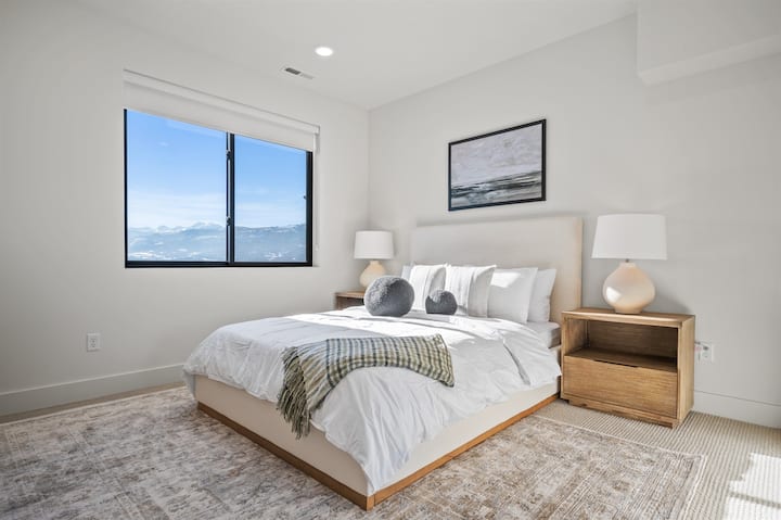 تم تجهيز غرفة النوم الثانية بسرير بحجم كبير وأغطية فاخرة ووسائد فاخرة.