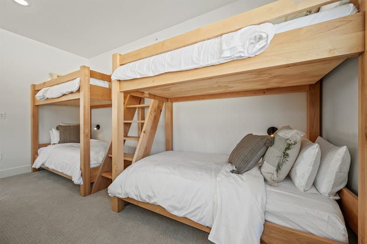 تحتوي غرفة النوم العلوية على سريرين بطابقين (4 توائم).