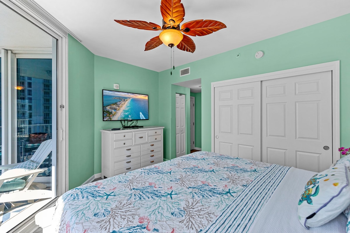 เตียงคิงไซส์สบายๆสมาร์ททีวีและเคเบิลทีวีและวิวจากห้องมาสเตอร์สวีทนี้