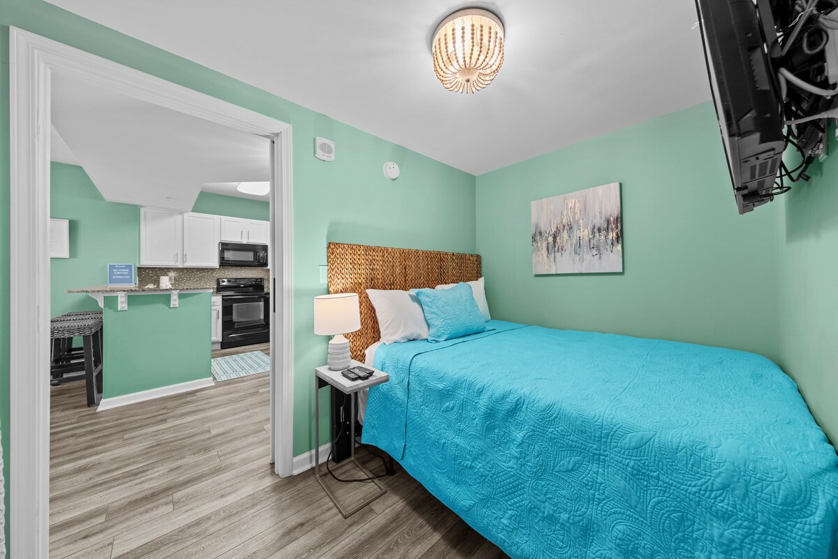 เตียงคู่พร้อมทีวีอัจฉริยะและเคเบิลทีวี 