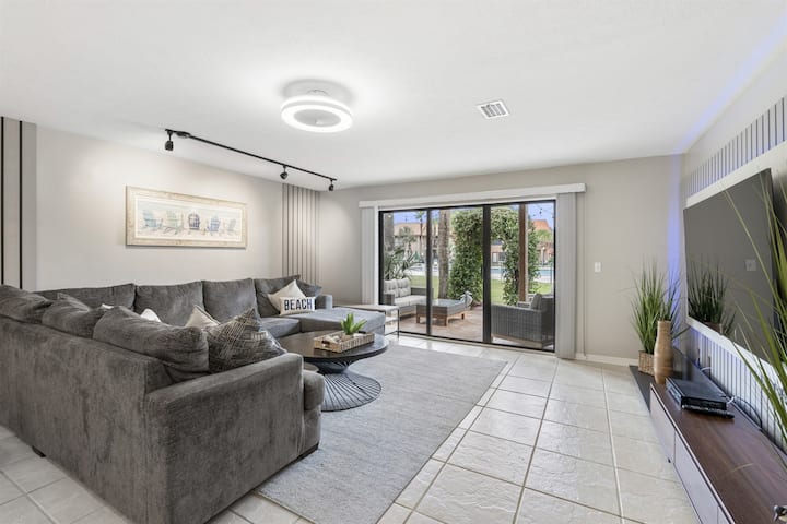 พื้นที่นั่งเล่นพร้อมโซฟาควีนสลีปเปอร์ในส่วน