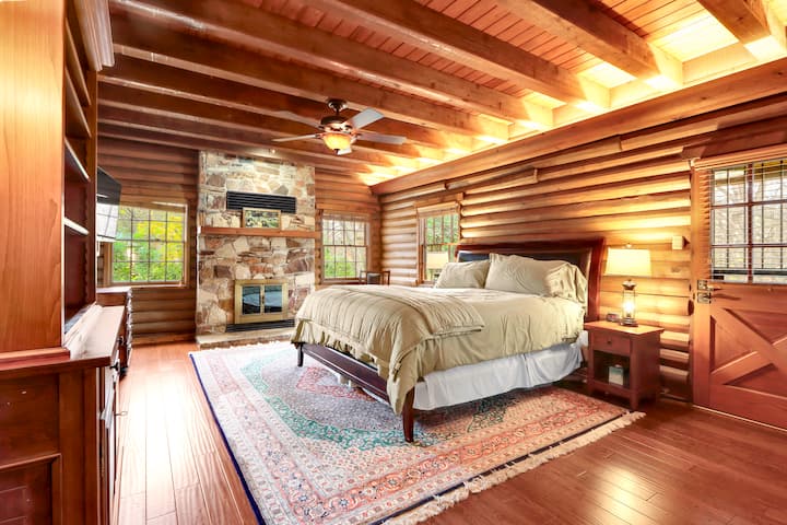 Slaapkamer één is de hoofdslaapkamer en heeft een kingsize slaapkamer.