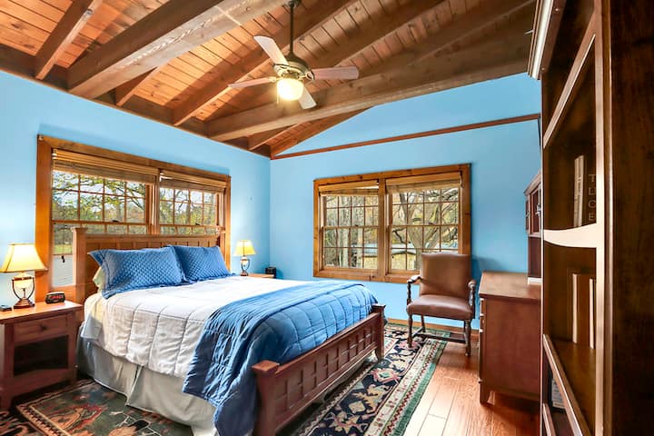 Slaapkamer 2 heeft een queensize bed.