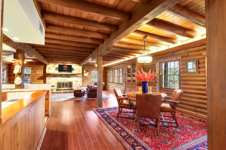 Als je naar de woonkamer loopt, kom je de eerste van twee eetruimtes tegen.