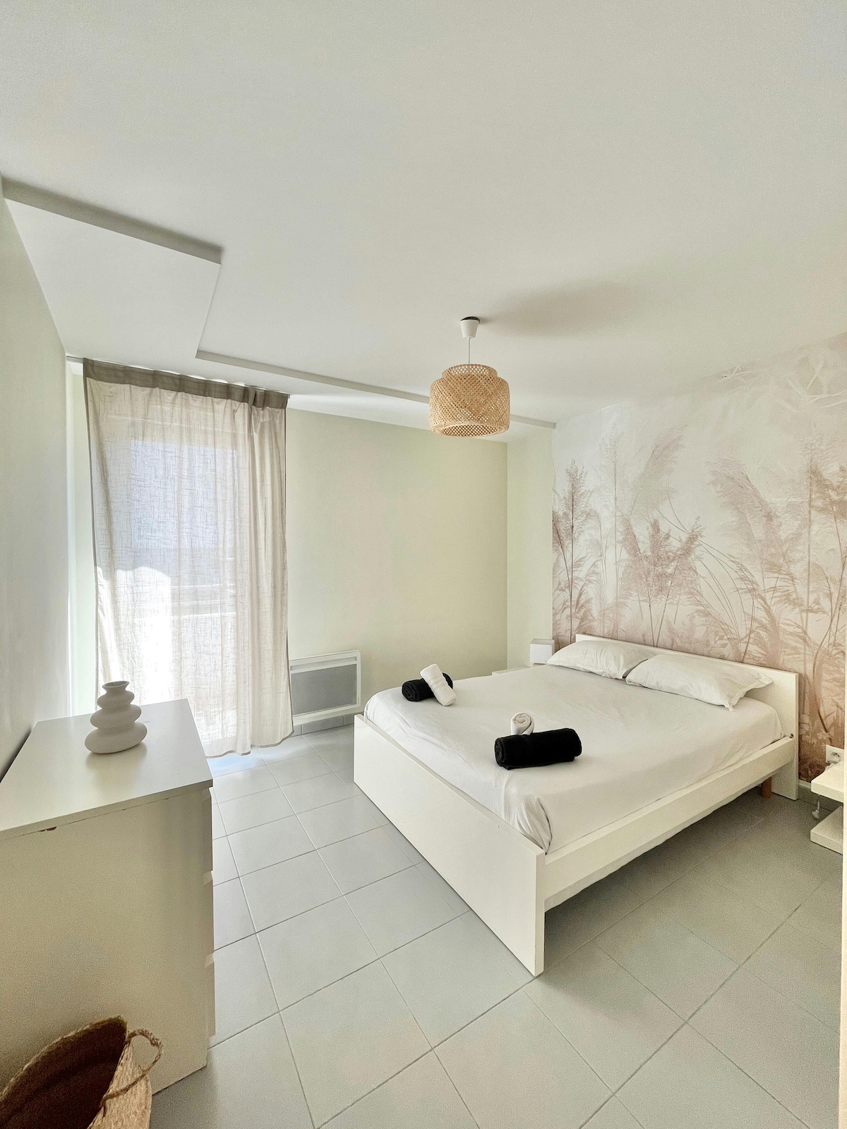 ستجد خزانة مدمجة مع مقصورة خزانة ملابس ومقصورة أحذية بالإضافة إلى خزانة ملابس مكونة من 3 أدراج 