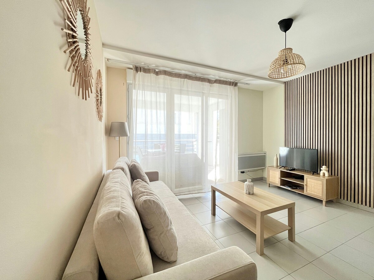 منطقة أريكة مع تلفزيون وطاولة قهوة للحظات الاسترخاء