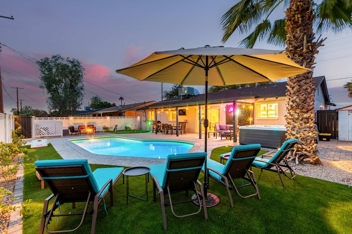 Mesquite Retreat pool and outdoor lounge