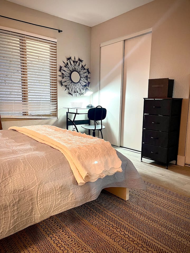 Spálňa 2: stôl, posuvné lôžko v skrini, inteligentný televízor, zatemňovacia závesa