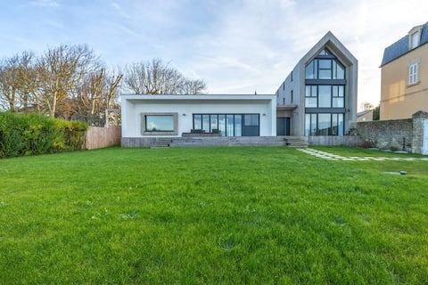 The small sea front sailboat