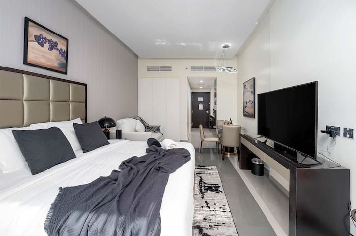 مسكن عصري يبعث على الدفء والراحة، يمزج بين التصميم البسيط والدفء والراحة التي تجعلك تشعر بالترحيب على الفور.