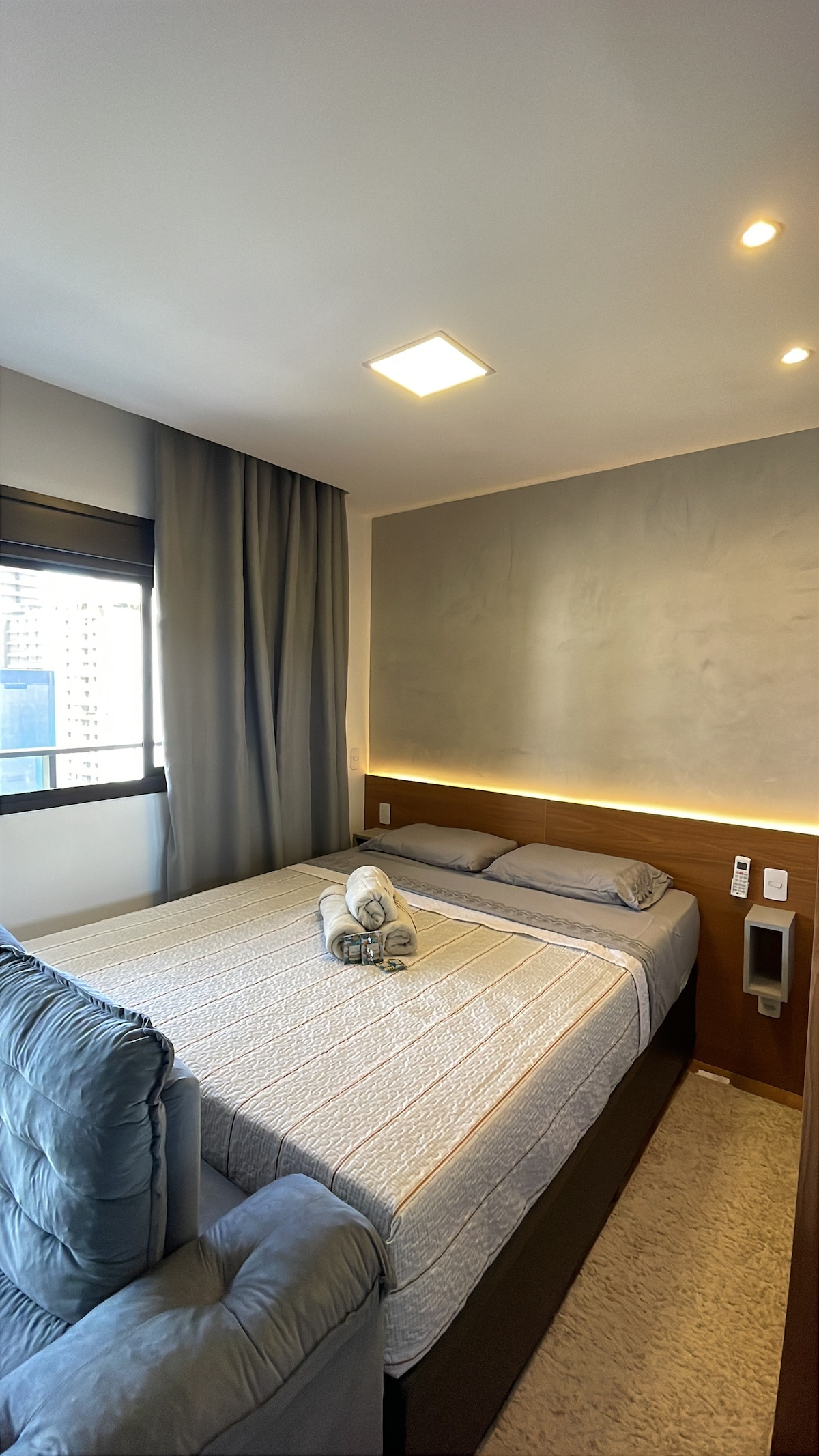 Una cama tamaño queen con amplio espacio, que proporciona la máxima comodidad para un descanso perfecto. Las toallas, sábanas y fundas están incluidas en la ubicación, lo que ofrece practicidad y comodidad. 