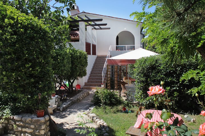 A-5430-b Appartement De Deux Chambres Avec La - Baška