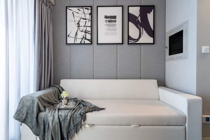 Sumérgete en la comodidad de este moderno salón con asientos lujosos, iluminación suave y arte elegante. Un espacio tranquilo perfecto para relajarse, tomar un café o disfrutar de un momento de tranquilidad en el interior.