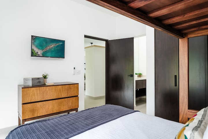 - Уживајте во омилените серии од удобноста на брачен кревет (широк 150-179 см)
- Елегантен гардеробер и вграден плакар ви даваат доволно простор за распакување
- Неутралните тонови и дрвените завршетоци нудат опуштена, модерна атмосфера во текот на целиот период