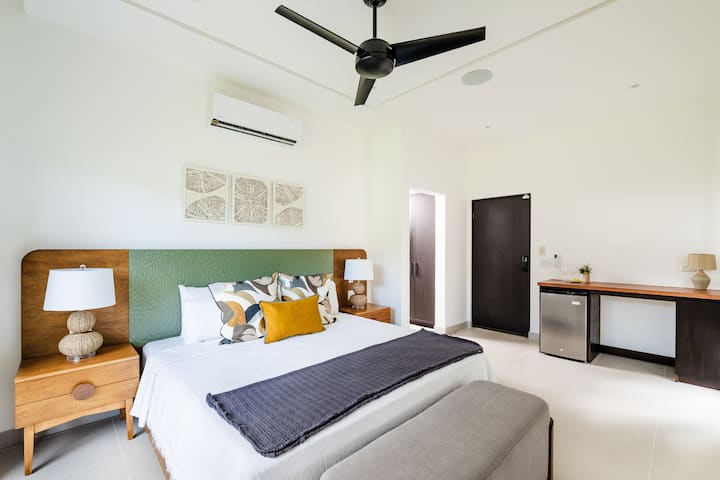 - Останете ладни со клима уред и тавански вентилатор над вашиот облак со големина на брачен кревет
- Корисниот работен простор и мини фрижидерот ги чуваат грицките и работата на дофат
- Опуштете се во мирна оаза со неутрални тонови, дрвени акценти и природни текстури