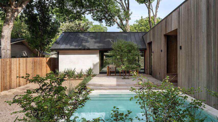 Luxe 4-Bedroom Retreat w/ Pool! Great F1 location gallery image 4