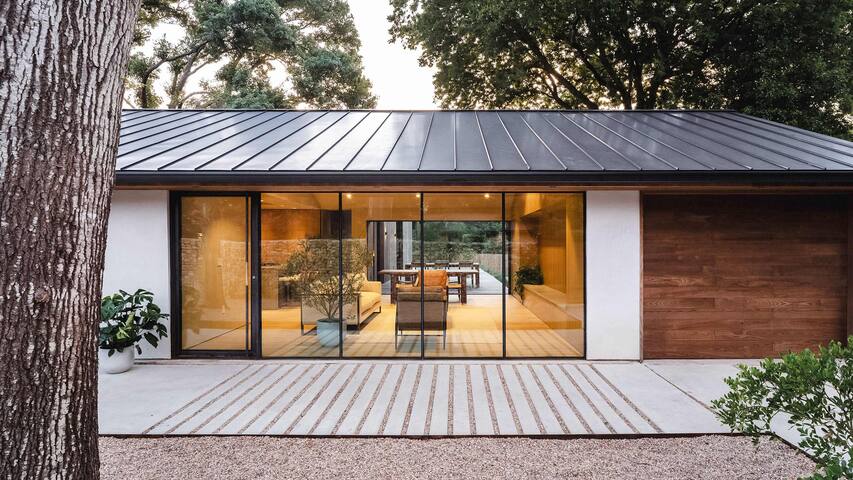 Luxe 4-Bedroom Retreat w/ Pool! Great F1 location gallery image 2