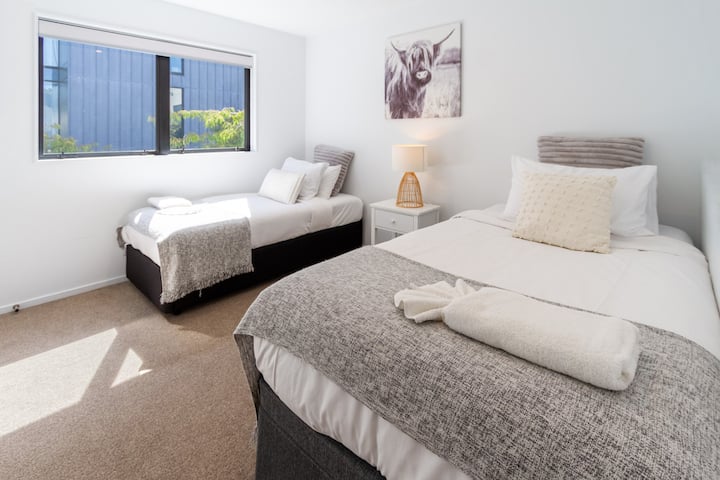 Esta habitación cuenta con dos camas individuales, cada una con cómodos colchones y sábanas frescas.