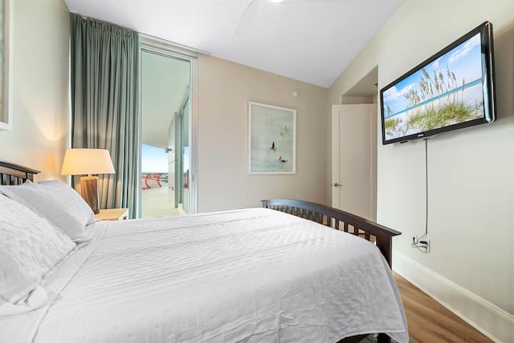 Escápate a la tranquilidad en esta habitación bellamente decorada, donde los sonidos relajantes de la costa del golfo están justo más allá del balcón.