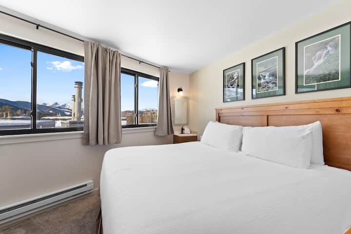 Spálňa na poschodí s manželskou posteľou King a inteligentným televízorom. 