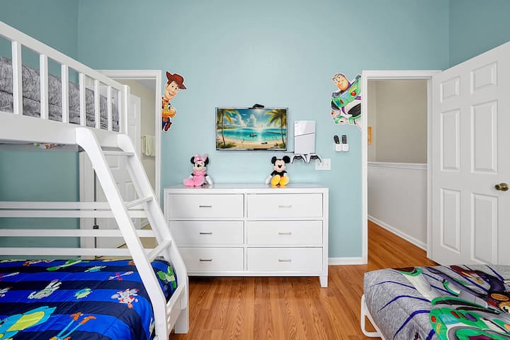 Quarto Toy Story com Play Station5 recém-instalada