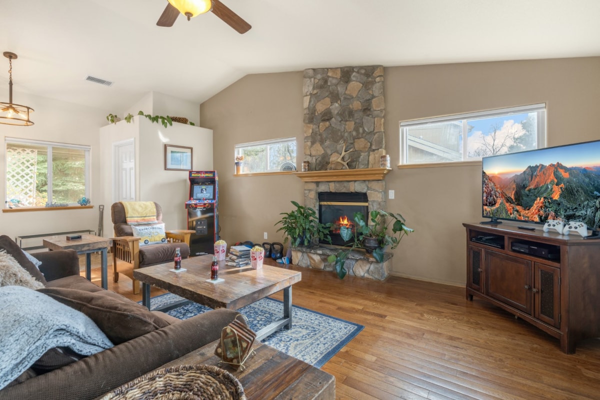 Popular Airbnb listing: Forest View Cabin*Arcade*Xbox*Fully Fenced in Flagstaff