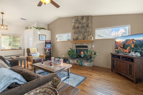 Popular Airbnb listing: Forest View Cabin*Arcade*Xbox*Fully Fenced in Flagstaff