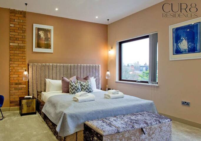 Stylish Penthouse with City Views & balcony AC gallery image 2