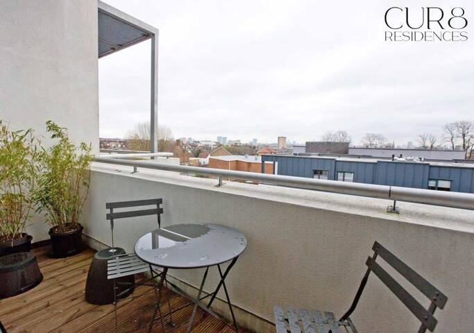 Stylish Penthouse with City Views & balcony AC gallery image 4