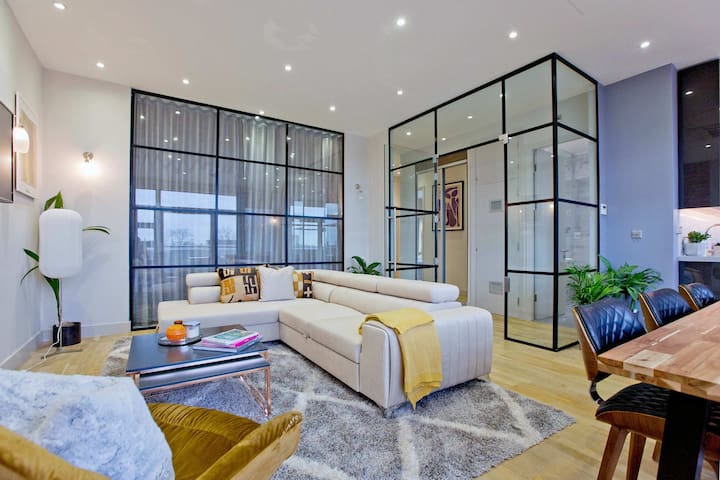 Stylish Penthouse with City Views & balcony AC