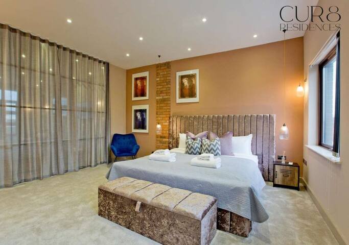 Stylish Penthouse with City Views & balcony AC gallery image 3