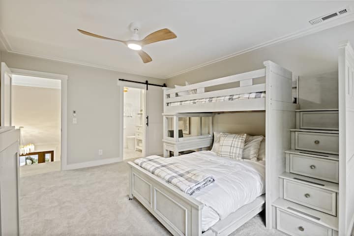 4. spavaća soba – kreveti na kat: dva jednokrevetna ležaja, dodatni jednokrevetni ležaj koji se izvlači iz zida (nije na slici), ugrađen radni stol, pametni TV, kupaonica s tuš-kabinom