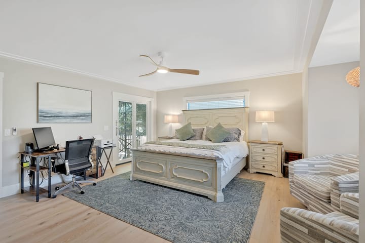 Prvi primarni apartman privlači plišani bračni krevet, potpuno opremljenu radnu stanicu (za one koji se spajaju sa zadovoljstvom).