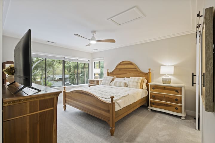 Spavaća soba 5  - bračni krevet (180x200) s kupaonicom:  udoban bračni krevet (180x200),  Smart TV, kupaonica s tuš-kabinom u ravnini poda