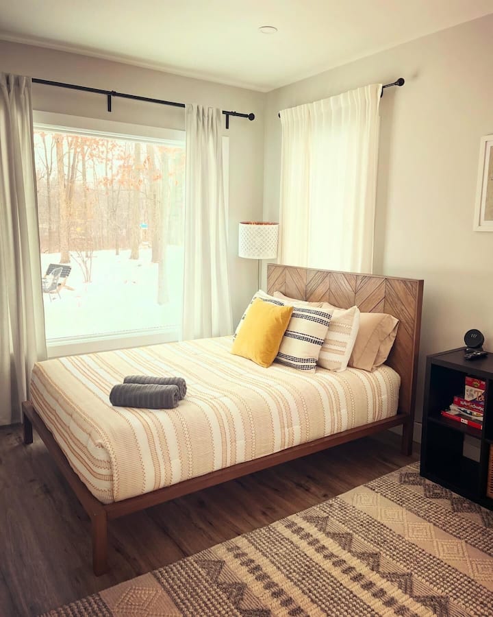 En annan utsikt över sovrummet med queen size-säng på första våningen - det har också ett eget badrum